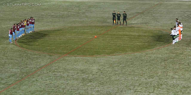 Sturm Graz - Mattersburg
Oesterreichische Fussball Bundesliga, 20. Runde,  SK Sturm Graz - SV Mattersburg, Stadion Liebenau Graz, 11.02.2012. 

Foto zeigt Mannschaft von Mattersburg, das Schiedsrichterteam und die Mannschaft von Sturm
