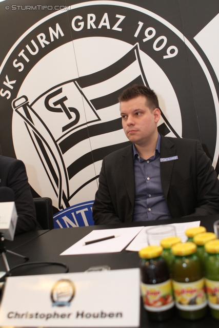 Pressekonferenz Sturm Graz
Oesterreichische Fussball Bundesliga, SK Sturm Graz Pressekonferenz, Capital Bank Graz, 15.02.2012. 

Foto zeigt Christopher Houben (wirtschaftl. Geschaeftsfuehrer Sturm)
