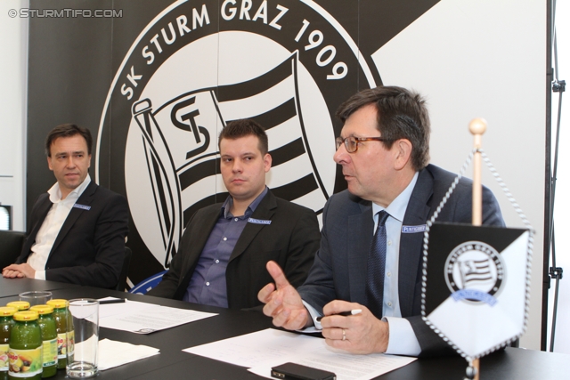 Pressekonferenz Sturm Graz
Oesterreichische Fussball Bundesliga, SK Sturm Graz Pressekonferenz, Capital Bank Graz, 15.02.2012. 

Foto zeigt Christian Jauk (Praesident Sturm), Christopher Houben (wirtschaftl. Geschaeftsfuehrer Sturm) und Ernst Wustinger (Vorstand Sturm) 
