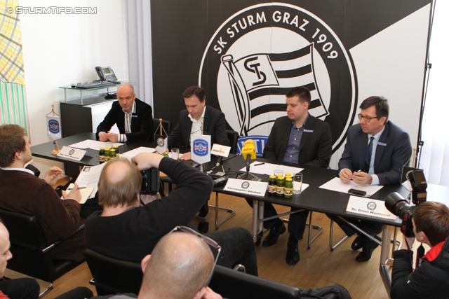 Pressekonferenz Sturm Graz
Oesterreichische Fussball Bundesliga, SK Sturm Graz Pressekonferenz, Capital Bank Graz, 15.02.2012. 

Foto zeigt Journalisten, Peter Siegmund (Pressesprecher Sturm), Christian Jauk (Praesident Sturm), Christopher Houben (wirtschaftl. Geschaeftsfuehrer Sturm) und Ernst Wustinger (Vorstand Sturm) 
