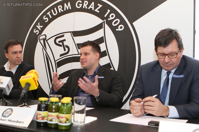 Pressekonferenz Sturm Graz
Oesterreichische Fussball Bundesliga, SK Sturm Graz Pressekonferenz, Capital Bank Graz, 15.02.2012. 

Foto zeigt Christian Jauk (Praesident Sturm), Christopher Houben (wirtschaftl. Geschaeftsfuehrer Sturm) und Ernst Wustinger (Vorstand Sturm) 
