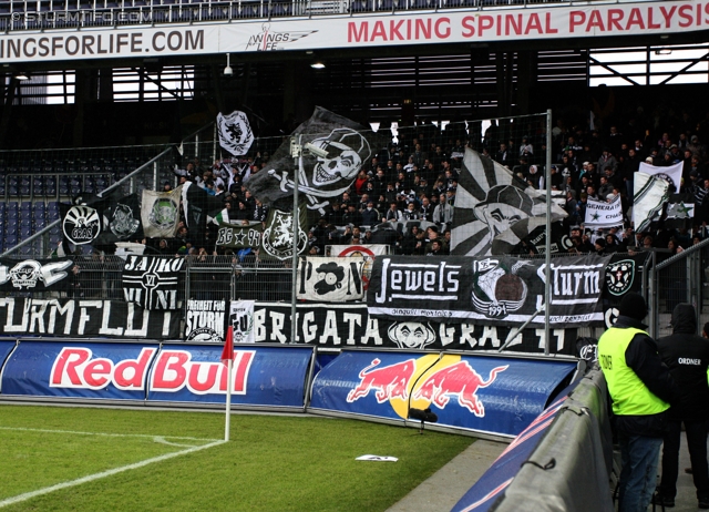 Salzburg - Sturm Graz
Oesterreichische Fussball Bundesliga, 21. Runde,  RB Salzburg - SK Sturm Graz, Stadion Wals-Siezenheim, 19.02.2012. 

Foto zeigt Fans von Sturm
