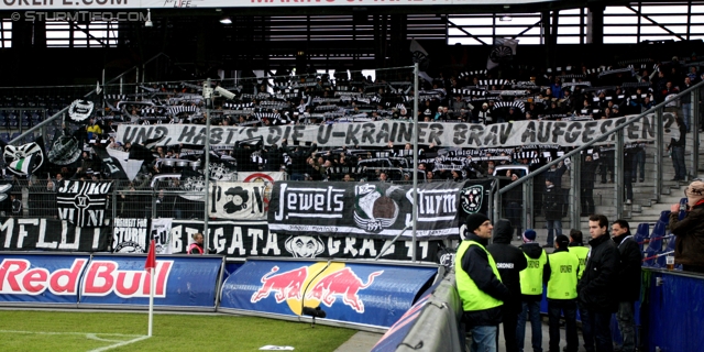 Salzburg - Sturm Graz
Oesterreichische Fussball Bundesliga, 21. Runde,  RB Salzburg - SK Sturm Graz, Stadion Wals-Siezenheim, 19.02.2012. 

Foto zeigt Fans von Sturm mit einem Spruchband
