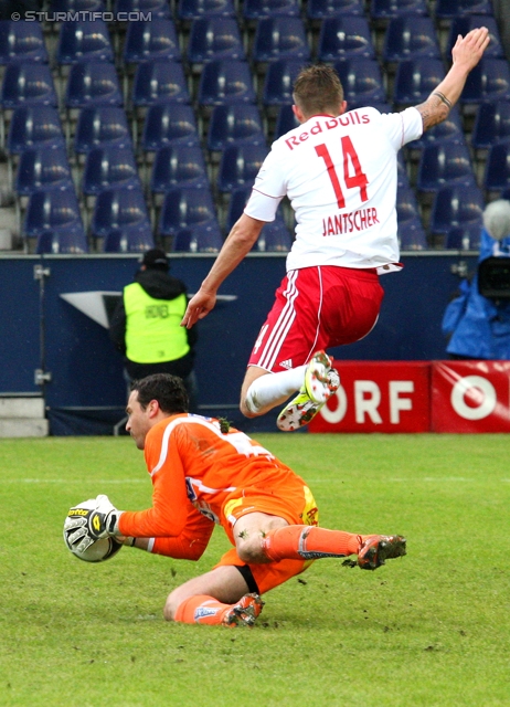 Salzburg - Sturm Graz
Oesterreichische Fussball Bundesliga, 21. Runde,  RB Salzburg - SK Sturm Graz, Stadion Wals-Siezenheim, 19.02.2012. 

Foto zeigt Silvije Cavlina (Sturm) und Jakob Jantscher (Salzburg)
