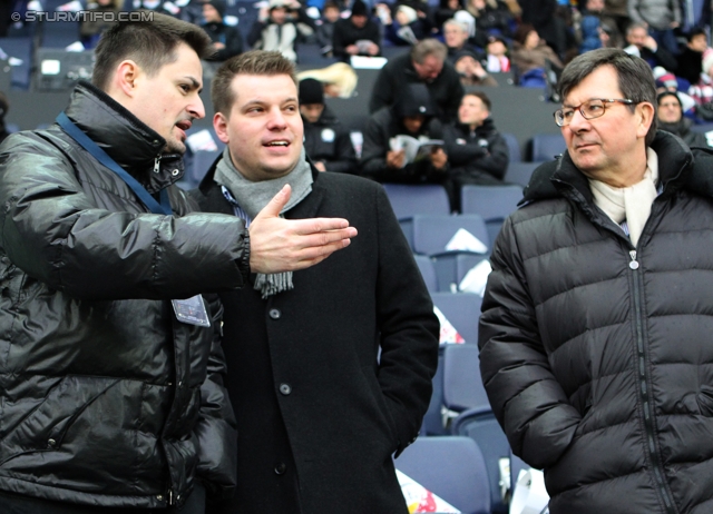 Salzburg - Sturm Graz
Oesterreichische Fussball Bundesliga, 21. Runde,  RB Salzburg - SK Sturm Graz, Stadion Wals-Siezenheim, 19.02.2012. 

Foto zeigt Bernd Kronawetter (Vorstand Sturm), Christopher Houben (wirtschaftl. Geschaeftsfuehrer Sturm) und Ernst Wustinger (Vorstand Sturm) 
Schlüsselwörter: diskussion