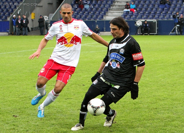 Salzburg - Sturm Graz
Oesterreichische Fussball Bundesliga, 21. Runde,  RB Salzburg - SK Sturm Graz, Stadion Wals-Siezenheim, 19.02.2012. 

Foto zeigt Leonardo Vitor Santiago (Salzburg) und Imre Szabics (Sturm)
