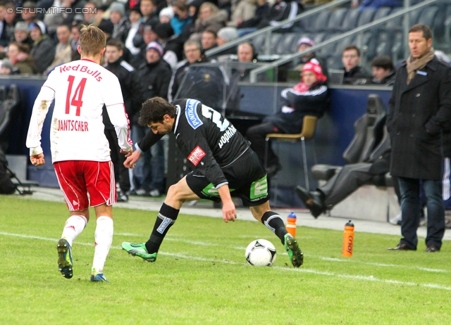 Salzburg - Sturm Graz
Oesterreichische Fussball Bundesliga, 21. Runde,  RB Salzburg - SK Sturm Graz, Stadion Wals-Siezenheim, 19.02.2012. 

Foto zeigt Jakob Jantscher (Salzburg), Joachim Standfest (Sturm) und Franco Foda (Cheftrainer Sturm)
