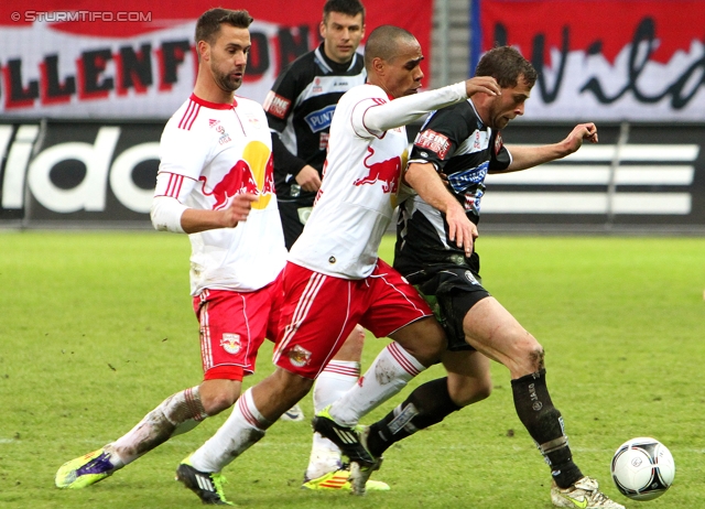 Salzburg - Sturm Graz
Oesterreichische Fussball Bundesliga, 21. Runde,  RB Salzburg - SK Sturm Graz, Stadion Wals-Siezenheim, 19.02.2012. 

Foto zeigt Stefan Maierhofer (Salzburg), Leonardo Vitor Santiago (Salzburg) und Juergen Saeumel (Sturm)
