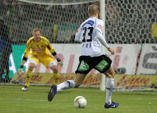 Sturm Graz - Rapid
Oesterreichische Fussball Bundesliga, 22. Runde, SK Sturm Graz - SK Rapid Wien, Stadion Liebenau Graz, 25.02.2012. 

Foto zeigt Lukas Koenigshofer (Rapid) und Patrick Wolf (Sturm)
Schlüsselwörter: torchance