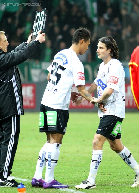 Sturm Graz - Rapid
Oesterreichische Fussball Bundesliga, 22. Runde, SK Sturm Graz - SK Rapid Wien, Stadion Liebenau Graz, 25.02.2012. 

Foto zeigt Rubin Rafael Okotie (Sturm) und Imre Szabics (Sturm)
Schlüsselwörter: einwechslung