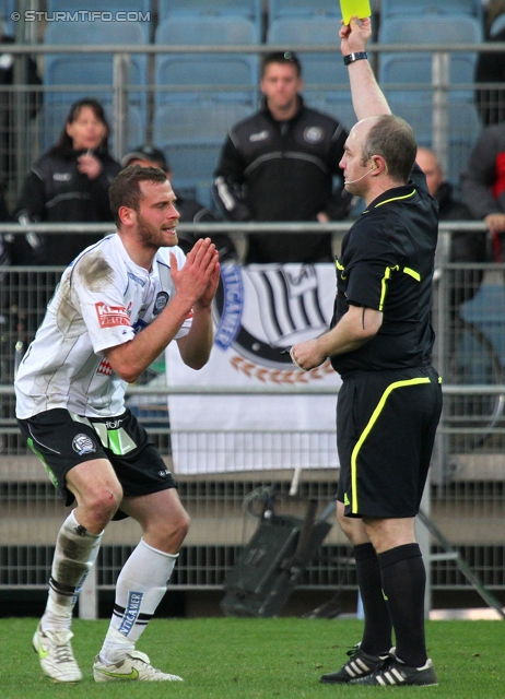 Sturm Graz - Wr. Neustadt
Oesterreichische Fussball Bundesliga, 24. Runde, SK Sturm Graz - SC Wiener Neustadt, Stadion Liebenau Graz, 10.3.2012. 

Foto zeigt Juergen Saeumel (Sturm) und Schiedsrichter Thomas Prammer
Schlüsselwörter: gelbe