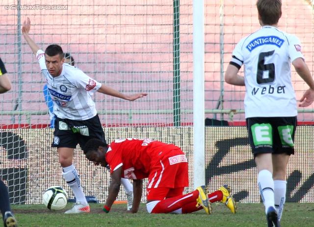 Admira - Sturm Graz
Oesterreichische Fussball Bundesliga, 25. Runde, FC Admira - SK Sturm Graz, Stadion Suedstadt Maria Enzersdorf, 18.3.2012. 

Foto zeigt Milan Dudic (Sturm), Issiaka Ouedraogo (Admira) und Manuel Weber (Sturm)
