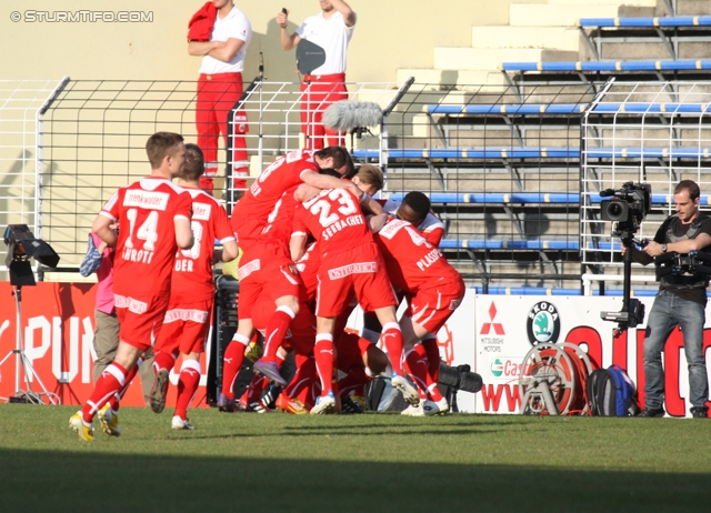 Admira - Sturm Graz
Oesterreichische Fussball Bundesliga, 25. Runde, FC Admira - SK Sturm Graz, Stadion Suedstadt Maria Enzersdorf, 18.3.2012. 

Foto zeigt die Mannschaft der Admira
Schlüsselwörter: torjubel