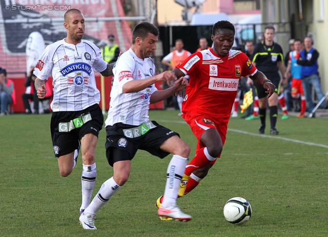 Admira - Sturm Graz
Oesterreichische Fussball Bundesliga, 25. Runde, FC Admira - SK Sturm Graz, Stadion Suedstadt Maria Enzersdorf, 18.3.2012. 

Foto zeigt Patrick Wolf (Sturm), Milan Dudic (Sturm) und Issiaka Ouedraogo (Admira)
