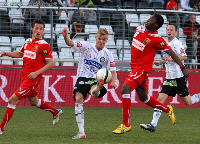 Admira - Sturm Graz
Oesterreichische Fussball Bundesliga, 25. Runde, FC Admira - SK Sturm Graz, Stadion Suedstadt Maria Enzersdorf, 18.3.2012. 

Foto zeigt Dominic Puercher (Sturm) und Issiaka Ouedraogo (Admira)
