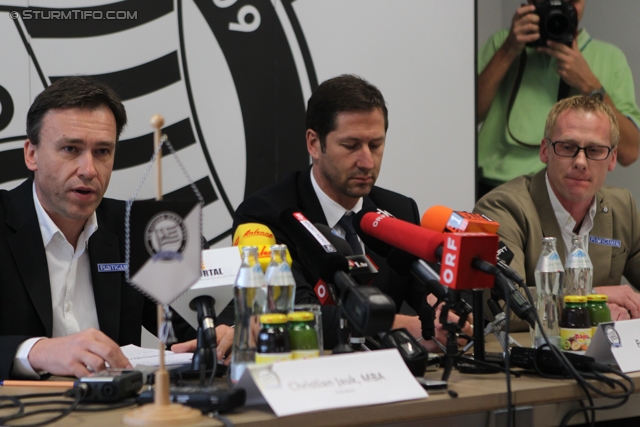 Pressekonferenz Sturm Graz
Oesterreichische Fussball Bundesliga, SK Sturm Graz Pressekonferenz, Trainingszentrum Messendorf, 19.3.2012. 

Foto zeigt Christian Jauk (Praesident Sturm), Franco Foda (Cheftrainer Sturm) und Peter Schaller (Vorstand Sturm)
