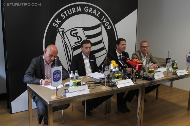 Pressekonferenz Sturm Graz
Oesterreichische Fussball Bundesliga, SK Sturm Graz Pressekonferenz, Trainingszentrum Messendorf, 19.3.2012. 

Foto zeigt Peter Siegmund (Pressesprecher Sturm), Christian Jauk (Praesident Sturm), Franco Foda (Cheftrainer Sturm) und Peter Schaller (Vorstand Sturm)
