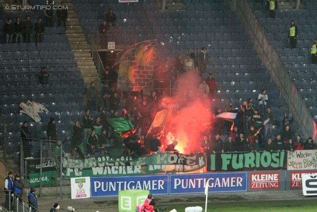 Sturm Graz - Innsbruck
Oesterreichische Fussball Bundesliga, 26. Runde,  SK Sturm Graz - FC Wacker Innsbruck, Stadion Liebenau Graz, 21.03.2012. 

Foto zeigt Fans von Wacker Innsbruck
Schlüsselwörter: pyrotechnik