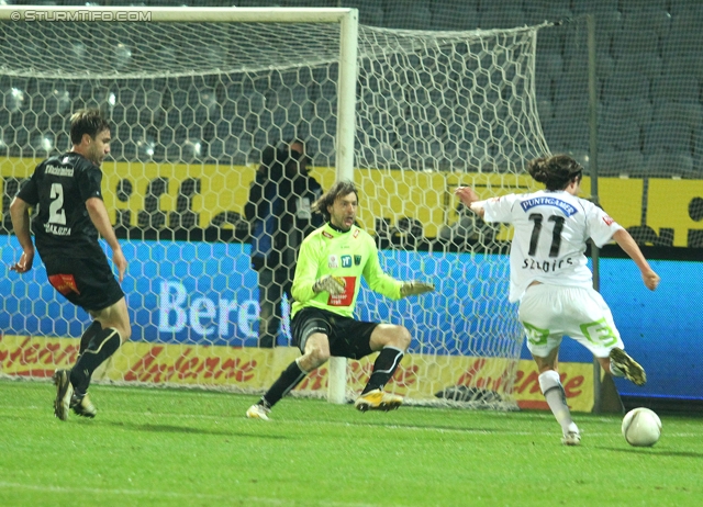 Sturm Graz - Innsbruck
Oesterreichische Fussball Bundesliga, 26. Runde,  SK Sturm Graz - FC Wacker Innsbruck, Stadion Liebenau Graz, 21.03.2012. 

Foto zeigt Inaki Bea Jauregui (Innsbruck), Szabolcs Safar (Innsbruck) und Imre Szabics (Sturm)
Schlüsselwörter: torchance