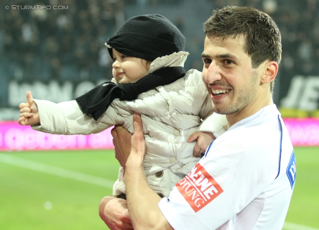 Sturm Graz - Innsbruck
Oesterreichische Fussball Bundesliga, 26. Runde,  SK Sturm Graz - FC Wacker Innsbruck, Stadion Liebenau Graz, 21.03.2012. 

Foto zeigt Giorgi Popkhadze (Sturm) mit einem Kind
