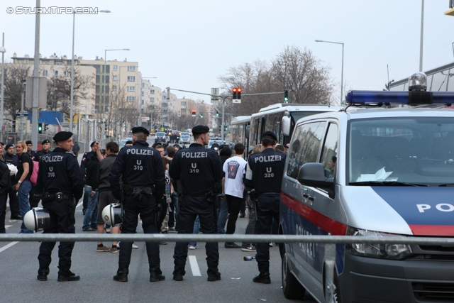 Austria Wien - Sturm Graz
Oesterreichische Fussball Bundesliga, 27. Runde,  FK Austira Wien - SK Sturm Graz, Franz-Horr-Stadion Wien, 24.03.2012. 

Foto zeigt Fans von Sturm und Polizei
