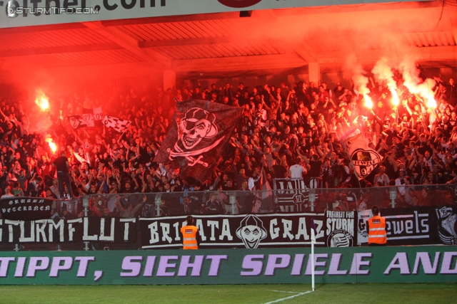 Austria Wien - Sturm Graz
Oesterreichische Fussball Bundesliga, 27. Runde,  FK Austira Wien - SK Sturm Graz, Franz-Horr-Stadion Wien, 24.03.2012. 

Foto zeigt Fans von Sturm
Schlüsselwörter: pyrotechnik