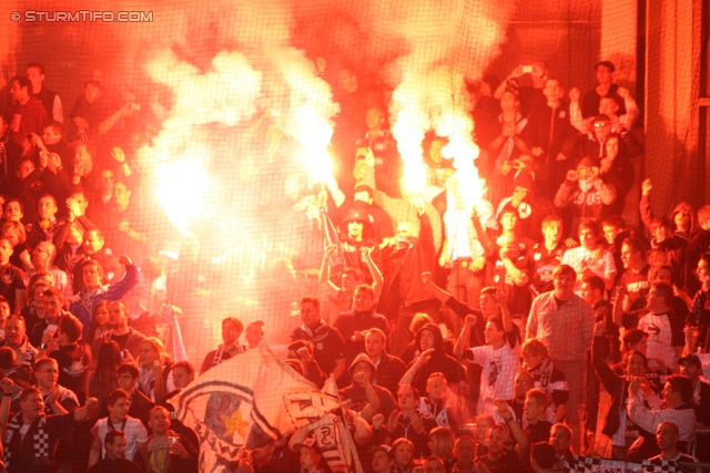 Austria Wien - Sturm Graz
Oesterreichische Fussball Bundesliga, 27. Runde,  FK Austira Wien - SK Sturm Graz, Franz-Horr-Stadion Wien, 24.03.2012. 

Foto zeigt Fans von Sturm
Schlüsselwörter: pyrotechnik