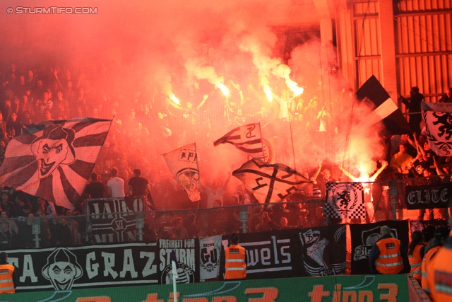 Austria Wien - Sturm Graz
Oesterreichische Fussball Bundesliga, 27. Runde,  FK Austira Wien - SK Sturm Graz, Franz-Horr-Stadion Wien, 24.03.2012. 

Foto zeigt Fans von Sturm
Schlüsselwörter: pyrotechnik