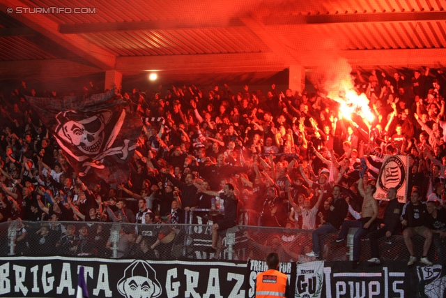 Austria Wien - Sturm Graz
Oesterreichische Fussball Bundesliga, 27. Runde,  FK Austira Wien - SK Sturm Graz, Franz-Horr-Stadion Wien, 24.03.2012. 

Foto zeigt Fans von Sturm
Schlüsselwörter: pyrotechnik