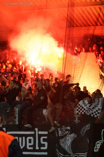 Austria Wien - Sturm Graz
Oesterreichische Fussball Bundesliga, 27. Runde,  FK Austira Wien - SK Sturm Graz, Franz-Horr-Stadion Wien, 24.03.2012. 

Foto zeigt Fans von Sturm
Schlüsselwörter: pyrotechnik