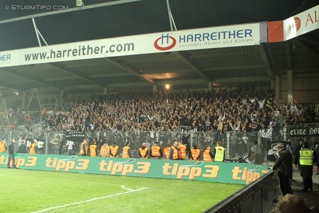 Austria Wien - Sturm Graz
Oesterreichische Fussball Bundesliga, 27. Runde,  FK Austira Wien - SK Sturm Graz, Franz-Horr-Stadion Wien, 24.03.2012. 

Foto zeigt Fans von Sturm
Schlüsselwörter: pyrotechnik