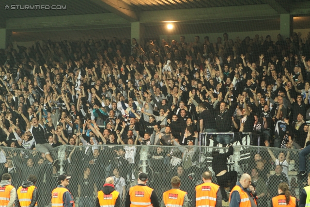 Austria Wien - Sturm Graz
Oesterreichische Fussball Bundesliga, 27. Runde,  FK Austira Wien - SK Sturm Graz, Franz-Horr-Stadion Wien, 24.03.2012. 

Foto zeigt Fans von Sturm
Schlüsselwörter: pyrotechnik