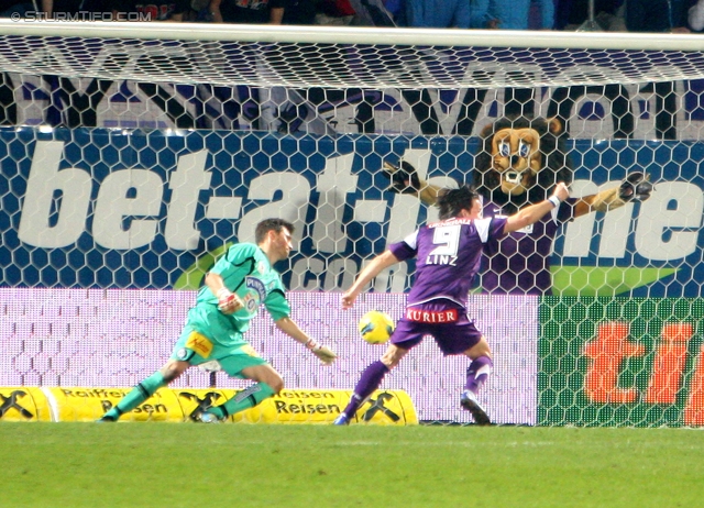 Austria Wien - Sturm Graz
Oesterreichische Fussball Bundesliga, 27. Runde,  FK Austira Wien - SK Sturm Graz, Franz-Horr-Stadion Wien, 24.03.2012. 

Foto zeigt Christian Gratzei (Sturm) und Roland Linz (Austria)
Schlüsselwörter: tor