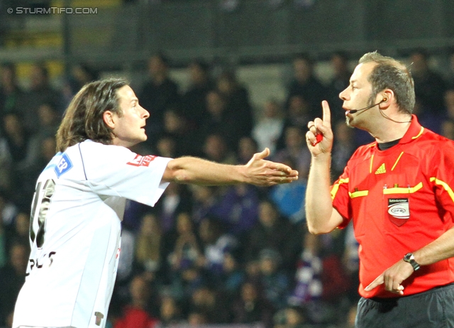 Austria Wien - Sturm Graz
Oesterreichische Fussball Bundesliga, 27. Runde,  FK Austira Wien - SK Sturm Graz, Franz-Horr-Stadion Wien, 24.03.2012. 

Foto zeigt Imre Szabics (Sturm) und Schiedsrichter Thomas Gangl
