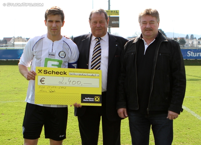 Sturm Amateure - Villach
Regionalliga Mitte, 18. Runde,  Sturm Graz Amateure - Villacher SV, Trainingszentrum Messendorf, 25.03.2012. 

Foto zeigt Dean Maric (Sturm Amateure) und Vertreter des Sturm Anhaengerklubs bei einer Scheckuebergabe
