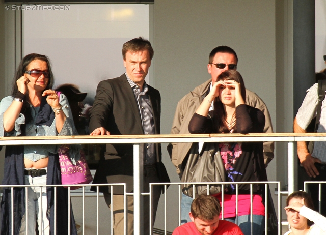 Sturm Amateure - Villach
Regionalliga Mitte, 18. Runde,  Sturm Graz Amateure - Villacher SV, Trainingszentrum Messendorf, 25.03.2012. 

Foto zeigt Christian Jauk (Praesident Sturm) und Fans von Sturm
