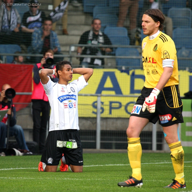 Sturm Graz - Ried
Oesterreichische Fussball Bundesliga, 28. Runde,  SK Sturm Graz - SV Ried, Stadion Liebenau Graz, 31.03.2012. 

Foto zeigt Rubin Rafael Okotie (Sturm) und Thomas Gebauer (Ried)
