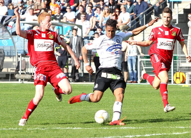 Sturm Graz - Ried
Oesterreichische Fussball Bundesliga, 28. Runde,  SK Sturm Graz - SV Ried, Stadion Liebenau Graz, 31.03.2012. 

Foto zeigt Thomas Reifeltshammer (Ried) und Rubin Rafael Okotie (Sturm)
Schlüsselwörter: torchance