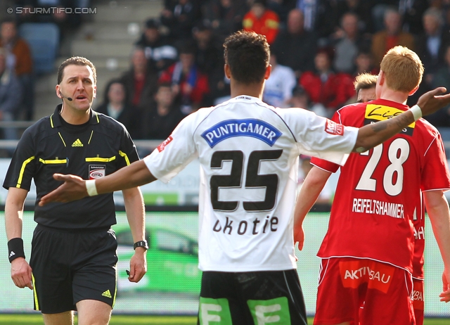 Sturm Graz - Ried
Oesterreichische Fussball Bundesliga, 28. Runde,  SK Sturm Graz - SV Ried, Stadion Liebenau Graz, 31.03.2012. 

Foto zeigt Schiedsrichter Thomas Einwaller, Rubin Rafael Okotie (Sturm) und Thomas Reifeltshammer (Ried)
