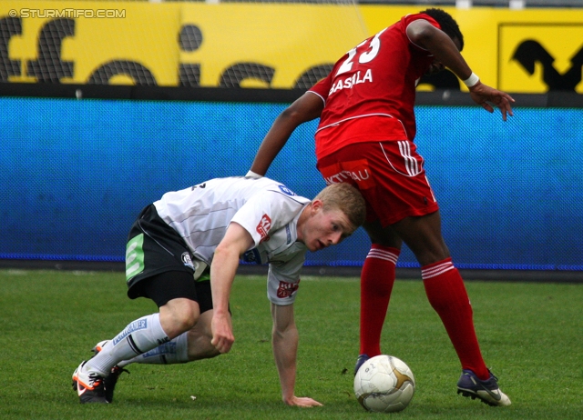 Sturm Graz - Ried
Oesterreichische Fussball Bundesliga, 28. Runde,  SK Sturm Graz - SV Ried, Stadion Liebenau Graz, 31.03.2012. 

Foto zeigt Florian Kainz (Sturm) und Bienvenue Basala-Mazana (Ried)
