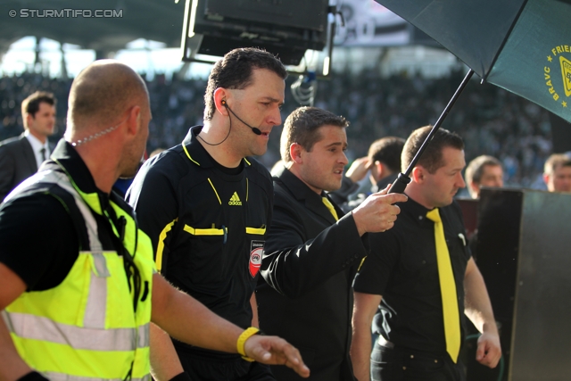 Sturm Graz - Ried
Oesterreichische Fussball Bundesliga, 28. Runde,  SK Sturm Graz - SV Ried, Stadion Liebenau Graz, 31.03.2012. 

Foto zeigt Security und Schiedsrichter Thomas Einwaller
