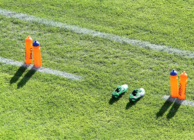 Sturm Graz - Ried
Oesterreichische Fussball Bundesliga, 28. Runde,  SK Sturm Graz - SV Ried, Stadion Liebenau Graz, 31.03.2012. 

Foto zeigt ein Feature mit Trinkflaschen und Fussballschuhen
