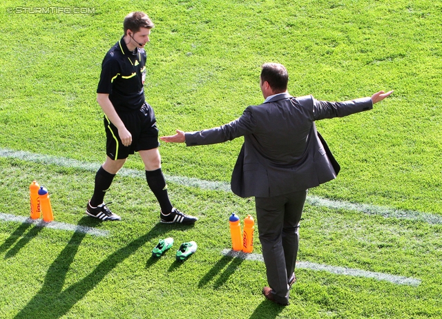 Sturm Graz - Ried
Oesterreichische Fussball Bundesliga, 28. Runde,  SK Sturm Graz - SV Ried, Stadion Liebenau Graz, 31.03.2012. 

Foto zeigt Schiedsrichter-Assistent Armin Eder und Franco Foda (Cheftrainer Sturm)
