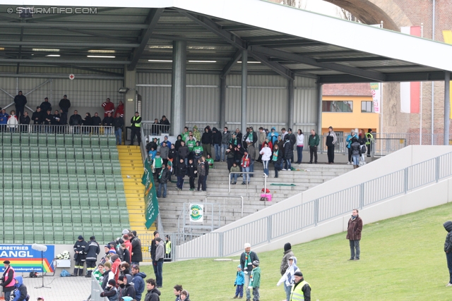 Sturm Graz - Ried
Oesterreichische Fussball Bundesliga, 29. Runde,  SV Mattersburg - SK Sturm Graz, Pappelstadion Mattersburg, 08.04.2012. 

Foto zeigt Fans von Mattersburg
