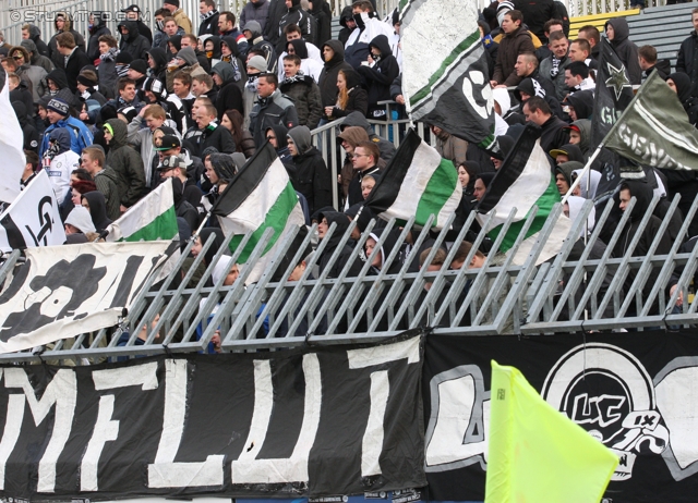 Sturm Graz - Ried
Oesterreichische Fussball Bundesliga, 29. Runde,  SV Mattersburg - SK Sturm Graz, Pappelstadion Mattersburg, 08.04.2012. 

Foto zeigt Fans von Sturm
