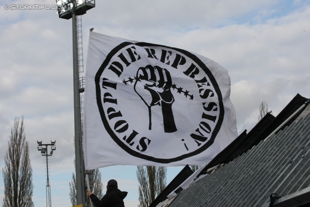 Sturm Graz - Ried
Oesterreichische Fussball Bundesliga, 29. Runde,  SV Mattersburg - SK Sturm Graz, Pappelstadion Mattersburg, 08.04.2012. 

Foto zeigt Fans von Sturm
