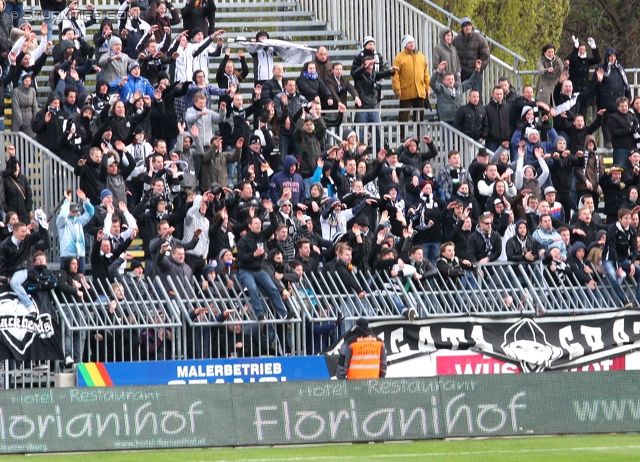 Sturm Graz - Ried
Oesterreichische Fussball Bundesliga, 29. Runde,  SV Mattersburg - SK Sturm Graz, Pappelstadion Mattersburg, 08.04.2012. 

Foto zeigt Fans von Sturm
