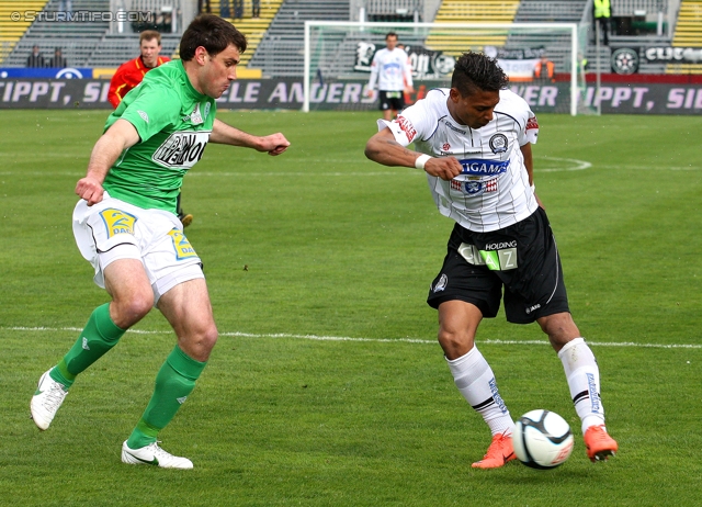 Sturm Graz - Ried
Oesterreichische Fussball Bundesliga, 29. Runde,  SV Mattersburg - SK Sturm Graz, Pappelstadion Mattersburg, 08.04.2012. 

Foto zeigt Nedeljko Malic (Mattersburg) und Rubin Rafael Okotie (Sturm)
