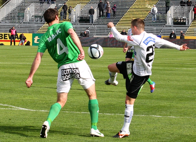 Sturm Graz - Ried
Oesterreichische Fussball Bundesliga, 29. Runde,  SV Mattersburg - SK Sturm Graz, Pappelstadion Mattersburg, 08.04.2012. 

Foto zeigt Nedeljko Malic (Mattersburg) und Christian Klem (Sturm)
