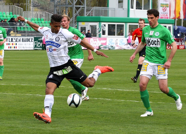 Sturm Graz - Ried
Oesterreichische Fussball Bundesliga, 29. Runde,  SV Mattersburg - SK Sturm Graz, Pappelstadion Mattersburg, 08.04.2012. 

Foto zeigt Rubin Rafael Okotie (Sturm) und Nedeljko Malic (Mattersburg)
